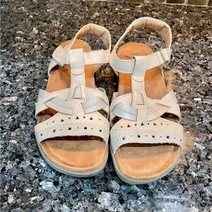 Earth Origins Women's Savanna Sand White Sandals size 7.5